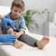 Menino no ambulatório da escola