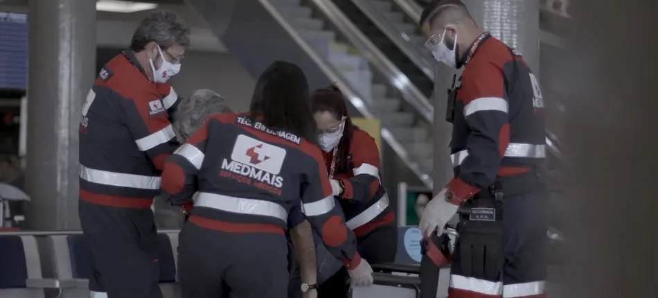 Equipe de enfermeiros fazendo atendimento em shopping