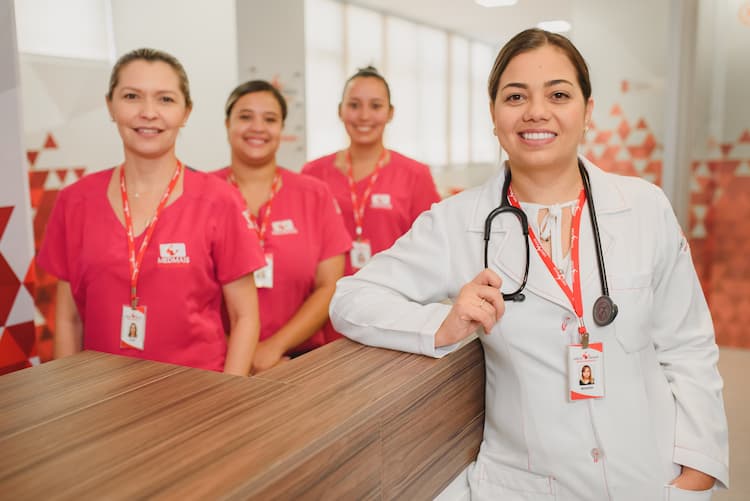 Equipe de enfermeiras e médica para garantir saúde e segurança nas escolas e universidades