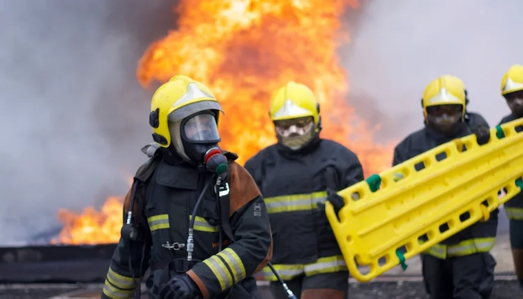 Equipe de bombeiros atendendo uma resposta a emergência, emergency response