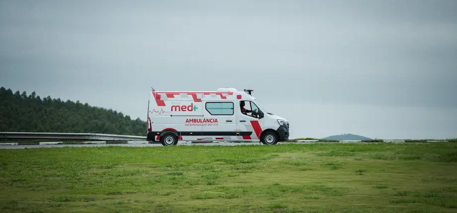 Ambulância a caminho de um resgate em rodovia