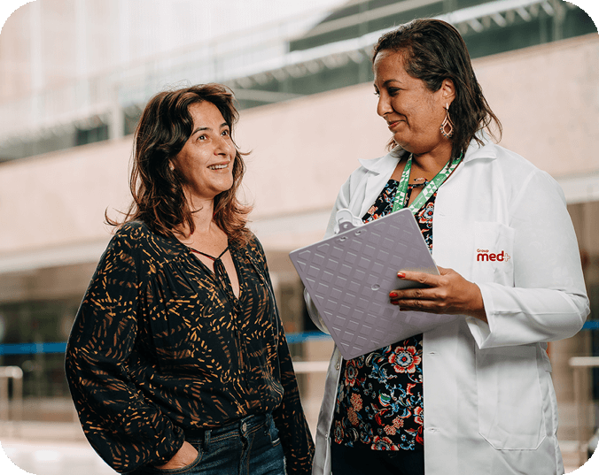 Médica atendendo colaborador com prancheta na mão. medicina ocupacional